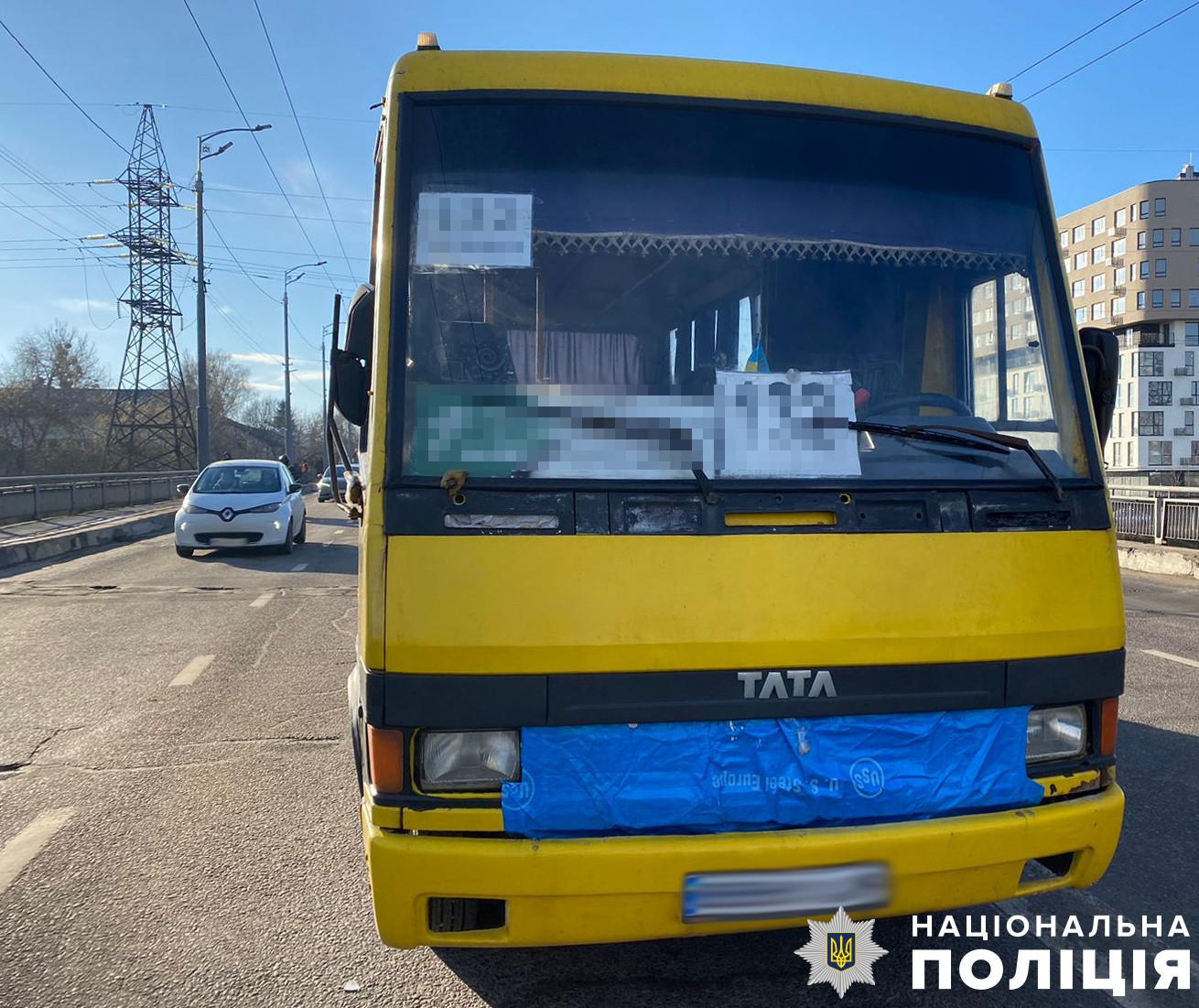 У Львові маршрутка збила працівника ШРП, коли той ремонтував дорогу