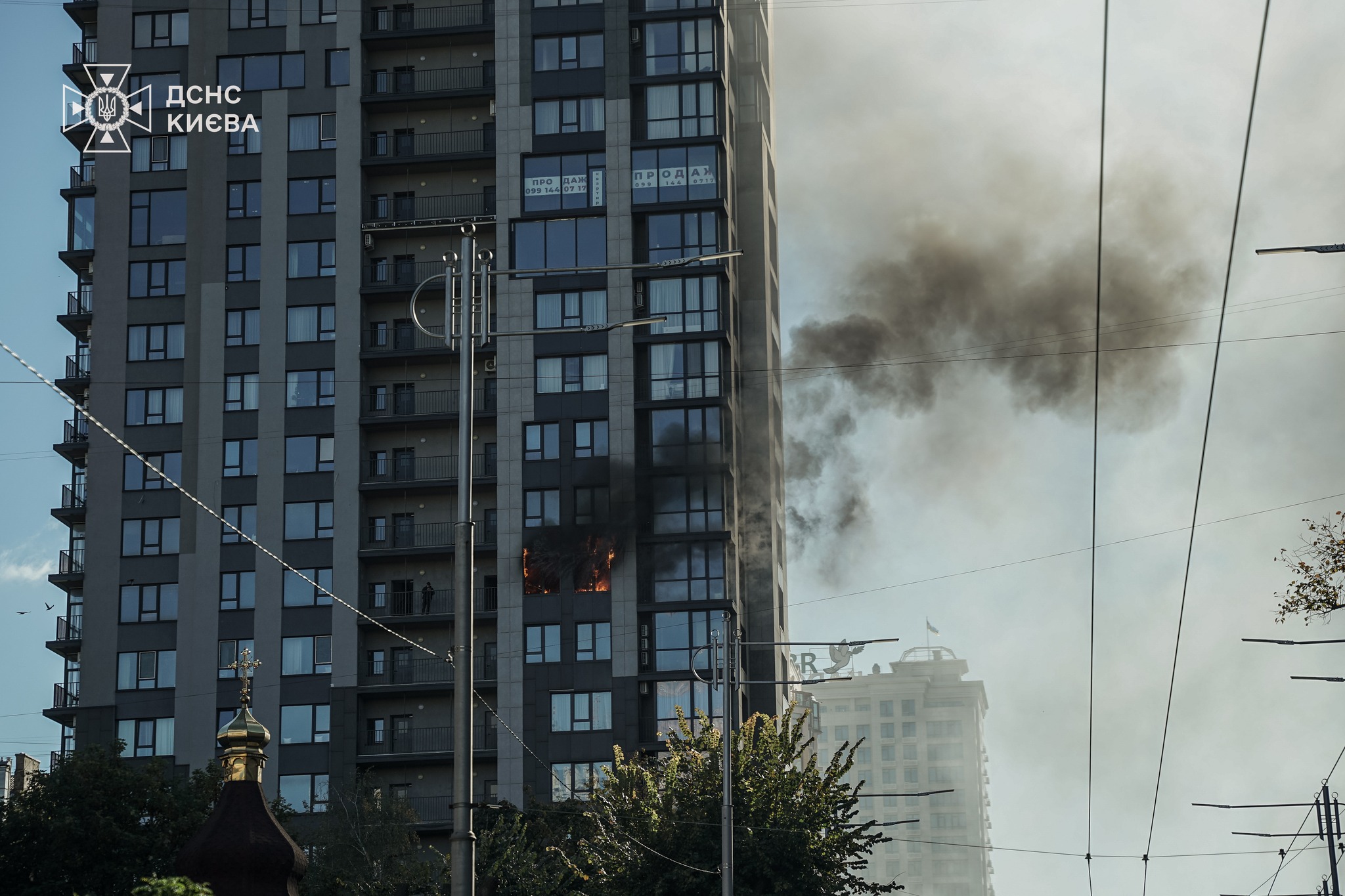 У центрі Києва загорілася багатоповерхівка: людей евакуювали