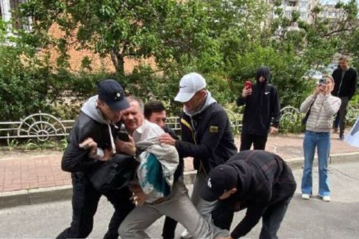 У Києві напали на Тараса Чорновола: облили і запхали у смітник