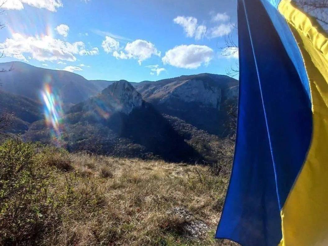 Крим – це Україна: активісти вивісили український стяг на горі Бойка