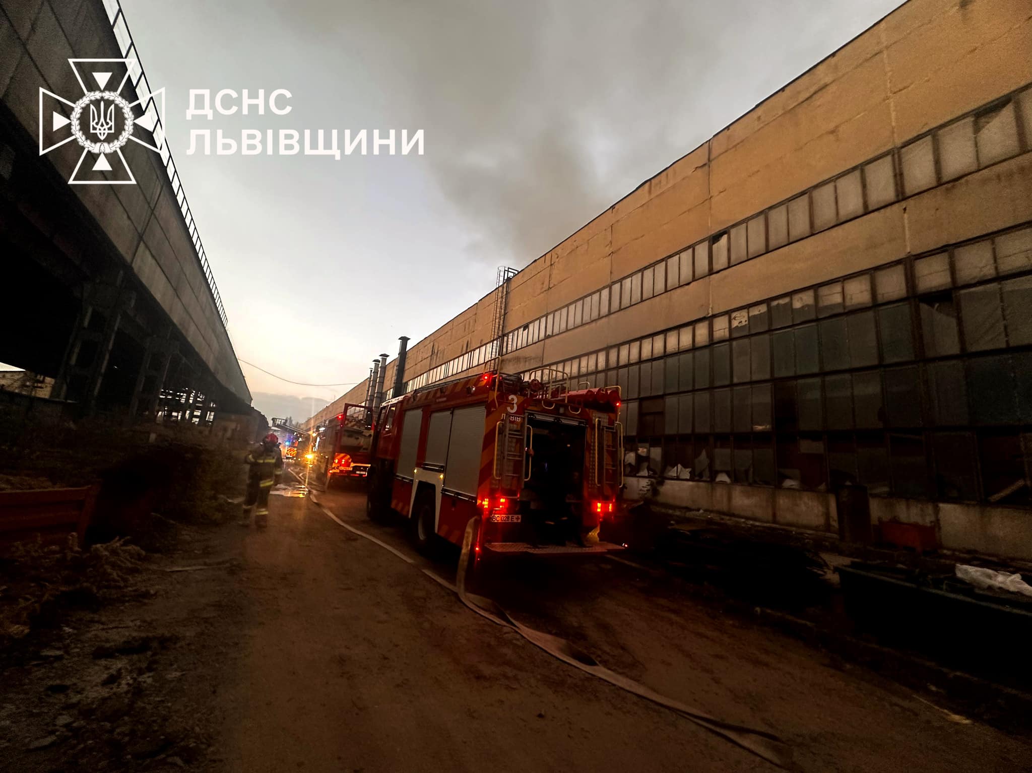 У Львові спалахнула масштабна пожежа: перші деталі та фото