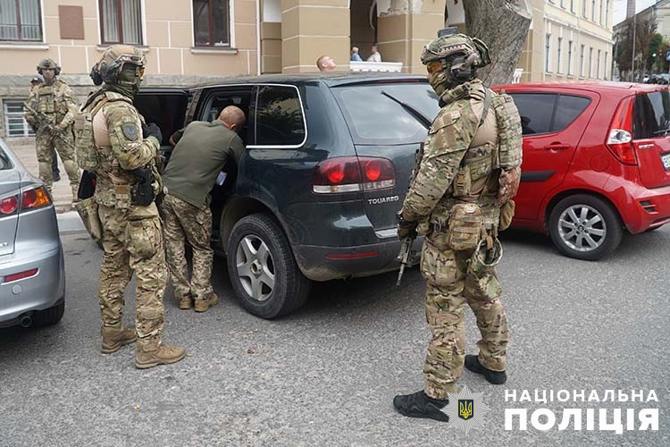 Викрадали та били людей: на Тернопільщині викрили керівника ТЦК та інших осіб на незаконному збагаченні
