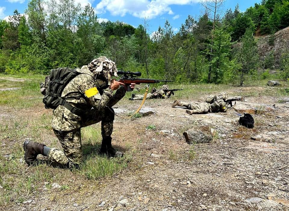 Українці не дають захопити трасу Бахмут-Лисичанськ, у східній частині Сєвєродонецька - бої. Генштаб ЗСУ