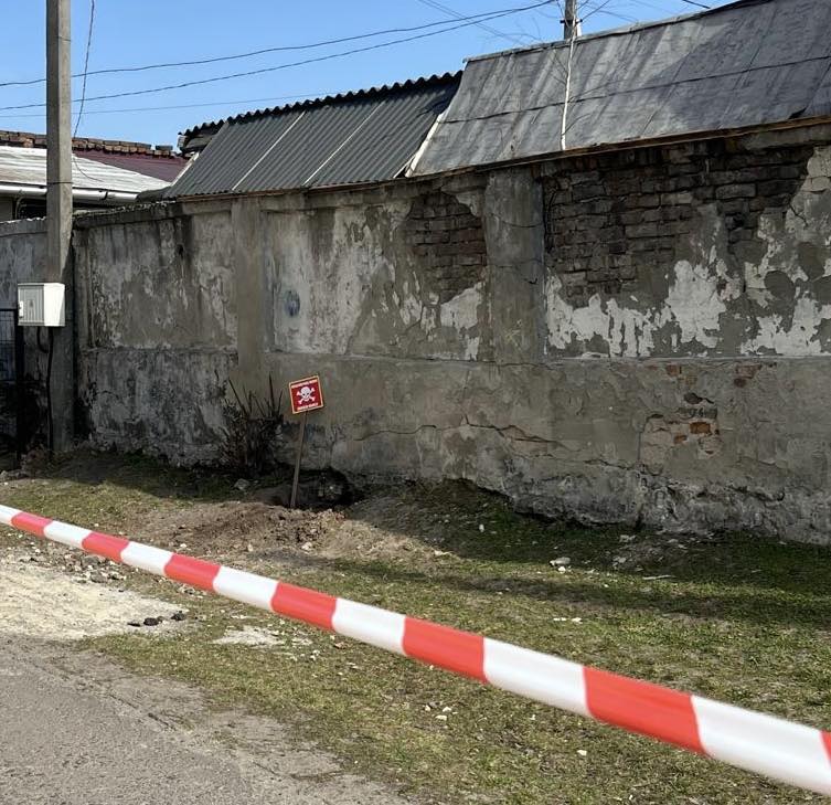 На подвір'ї школи на Львівщині знайшли авіабомбу (ФОТО)