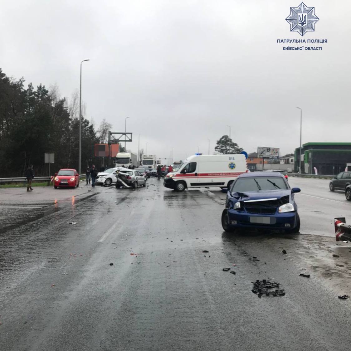 На трасі Київ-Чоп у ДТП потрапили автобус і 9 автівок