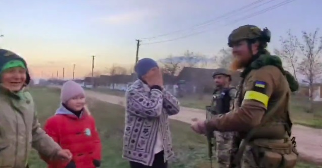Сльози та обійми: звільнені мешканці Херсонщини зустрічають ЗСУ. Головні моменти дня