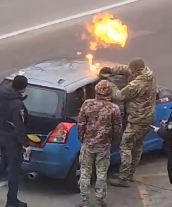 На Київщині люди у військовій формі підпалили автомобіль цивільного, Міноборони відреагувало