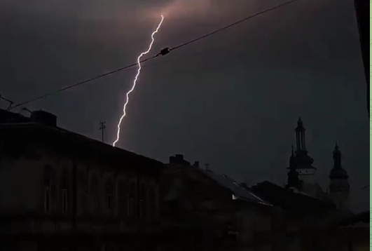 Львів накрив потужний буревій: вдарила блискавка. Відео негоди