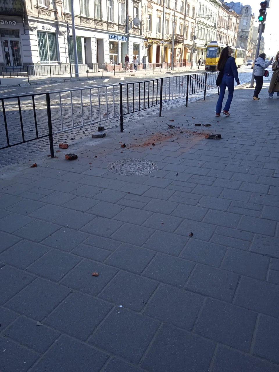 У середмісті Львова з будинку падає цегла. Фото