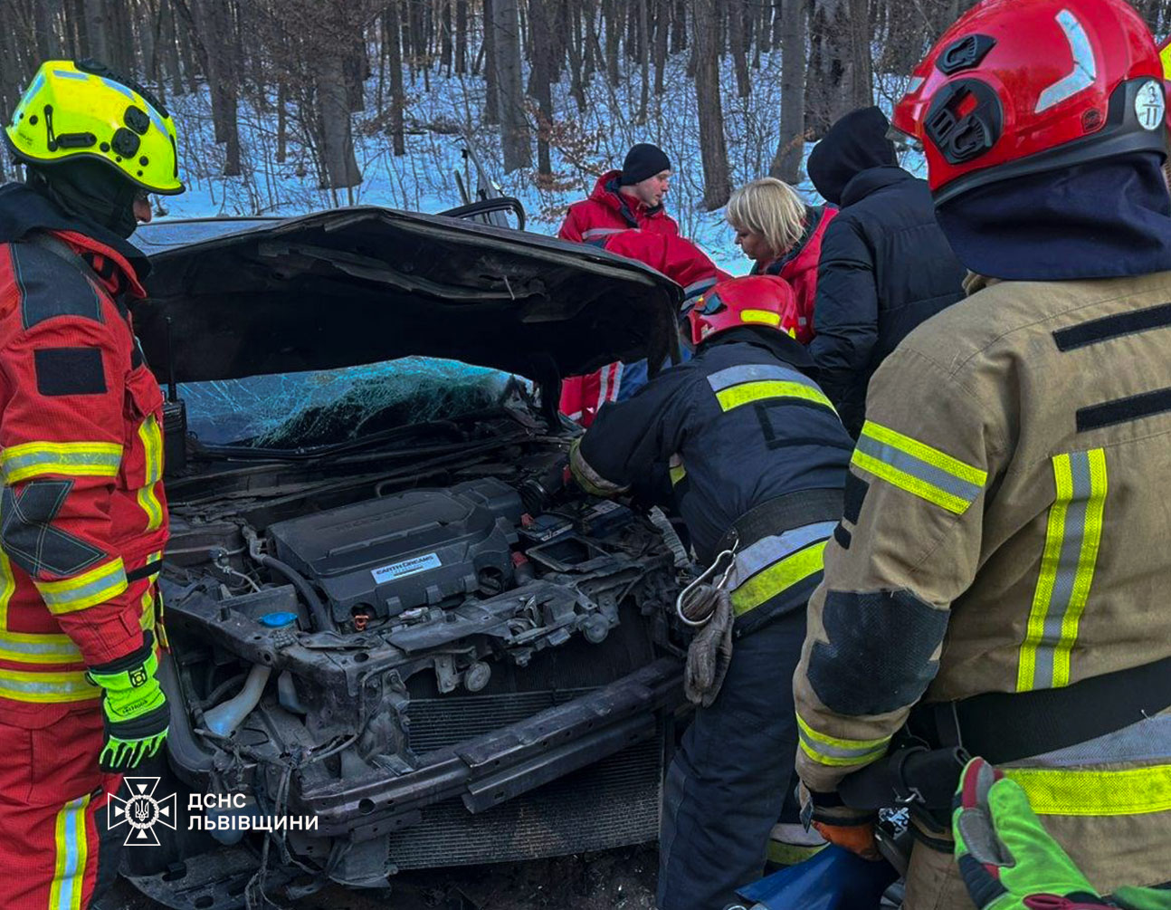 Автотроща у Львові: мікроавтобус зіткнувся з легковиком - деталі, фото