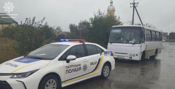 У Львові водій маршрутки ледь не збив пішоходів. Відео