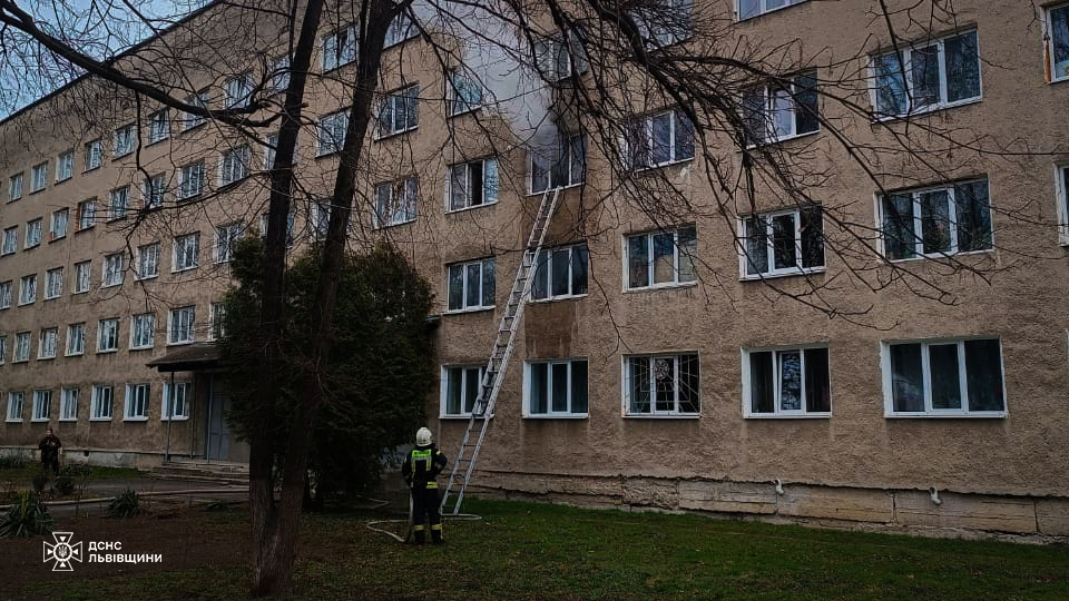 На Львівщині горів гуртожиток з людьми: фото з місця