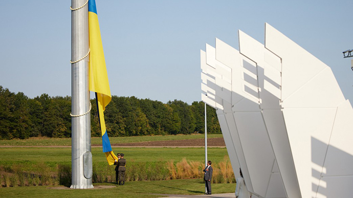 Найвищий в Європі та найбільший в Україні. Як відзначають День прапора в різних куточках країни