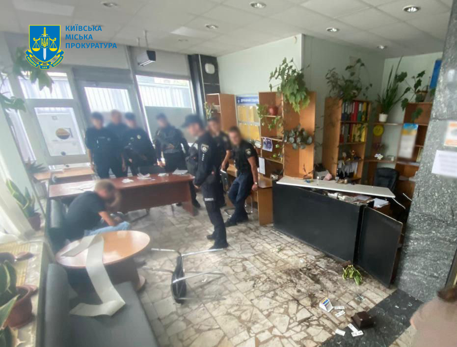 Розгромив приймальню Мінсоцполітики, бо не знайшов собі дружину: у Києві судитимуть хулігана
