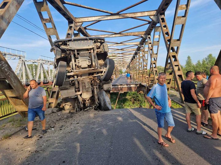 На Закарпатті обвалився автомобільний міст через ріку: є потерпілі. Оновлено (від 20:44)