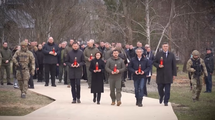 Зеленський вручив Бучі почесну відзнаку міста-героя
