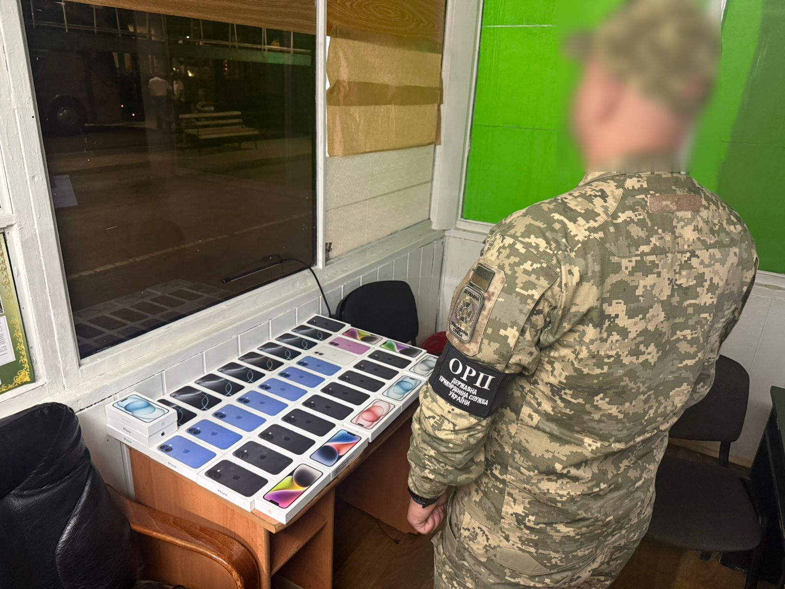 Партію iPhone та засобів контрацепції вилучили митники у водіїв на кордоні (фото)