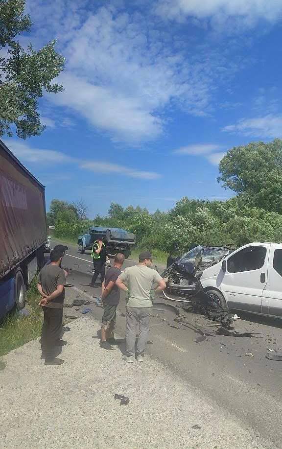 На Львівщині сталася серйозна ДТП за участю кількох автомобілів (перші фото)