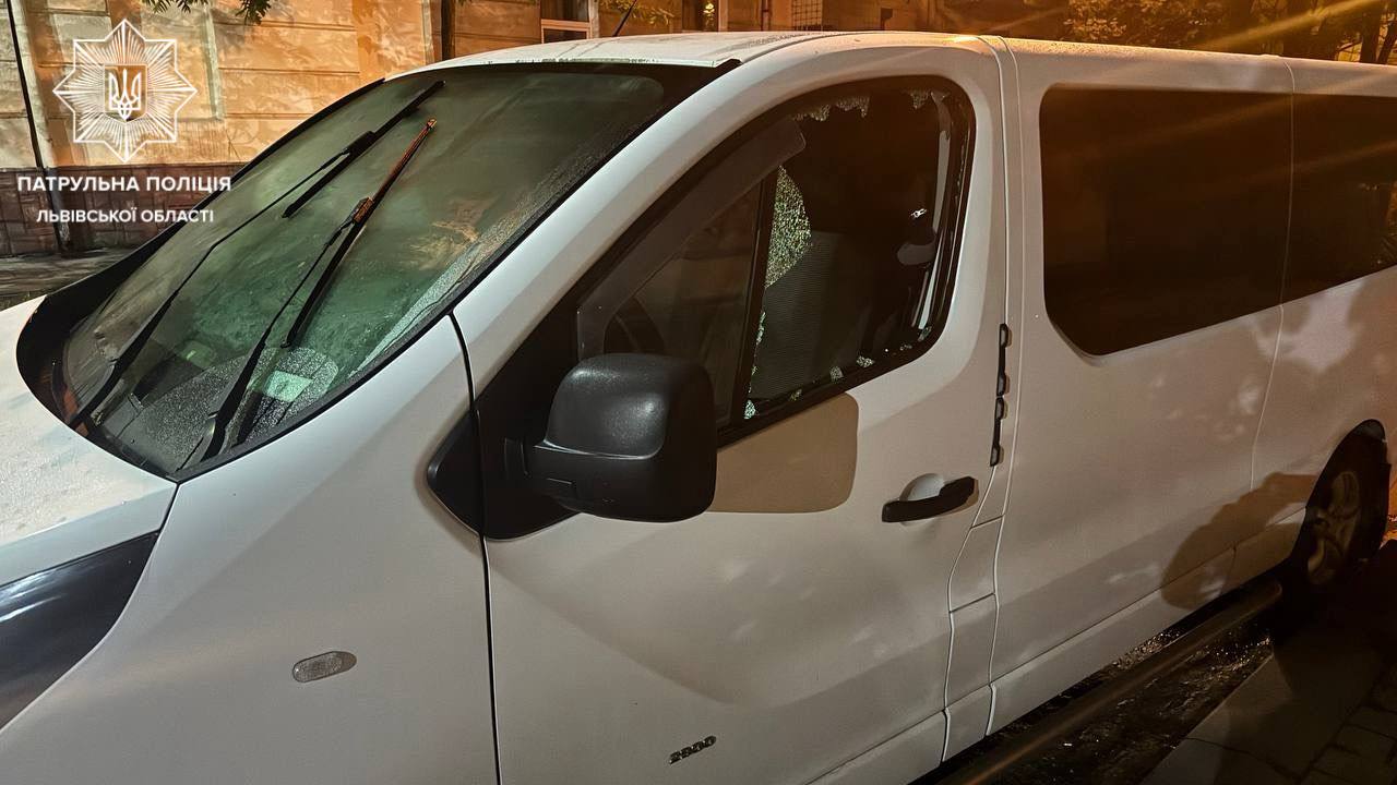 У Львові затримали вандала, який розбив вікна кількох автівок: допомогли очевидці