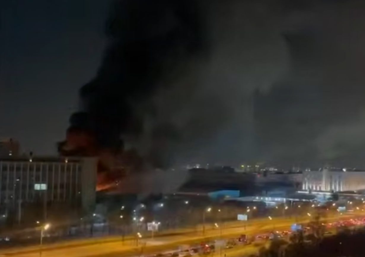 У Москві масштабна пожежа в інституті точної механіки: загроза вибуху балонів із гелієм (відео)