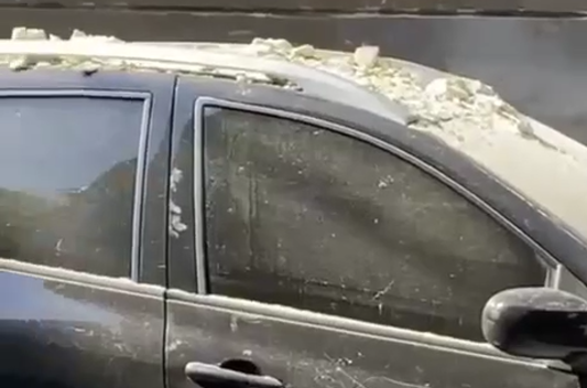 У Львові фасад будинку обвалився на автівку. Відео