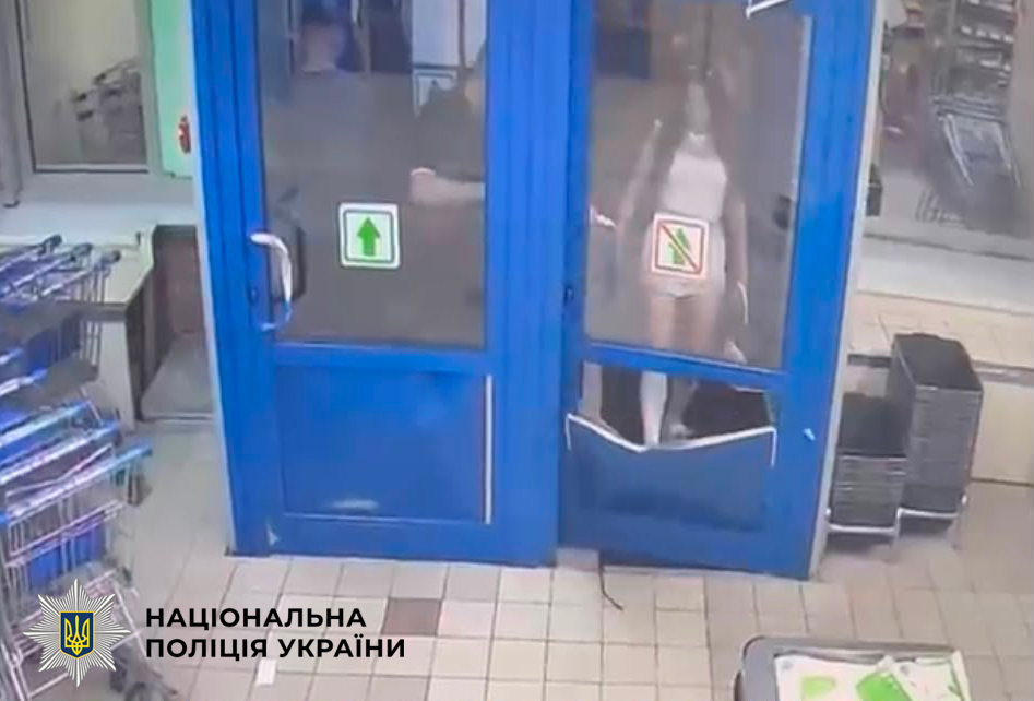 У Києві дівчина ногами вибила двері магазину через відмову продати алкоголь