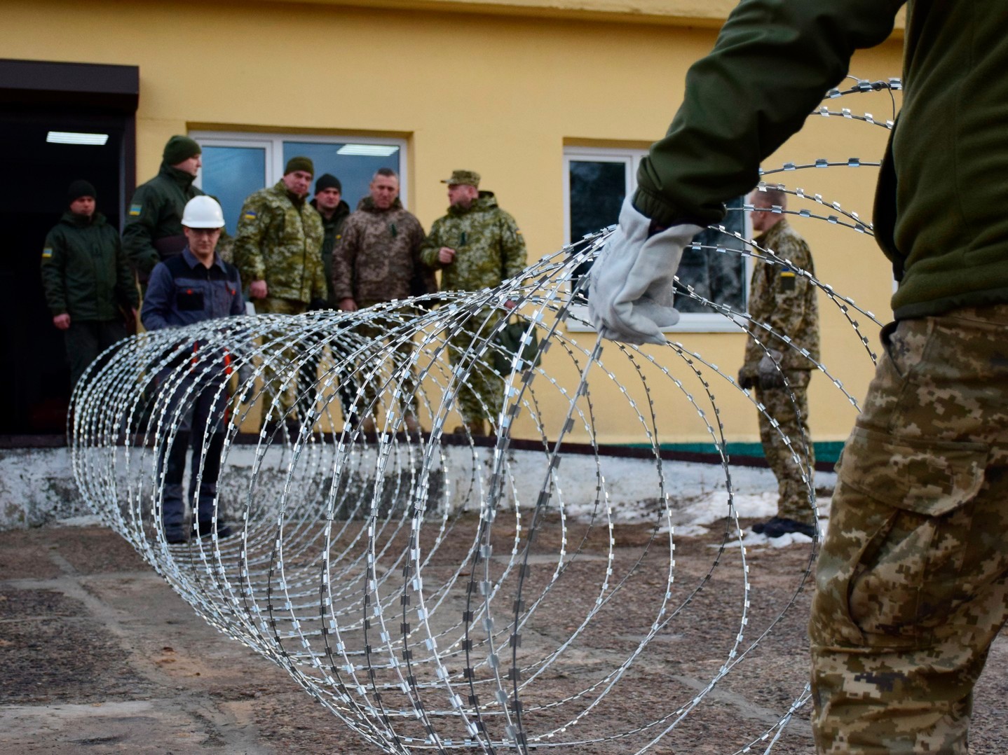 На кордоні з Білоруссю облаштують 2 тисячі бухт колючого дроту
