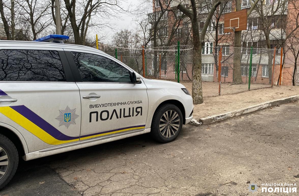 У Рівному на вулиці знайшли гранату (фото)