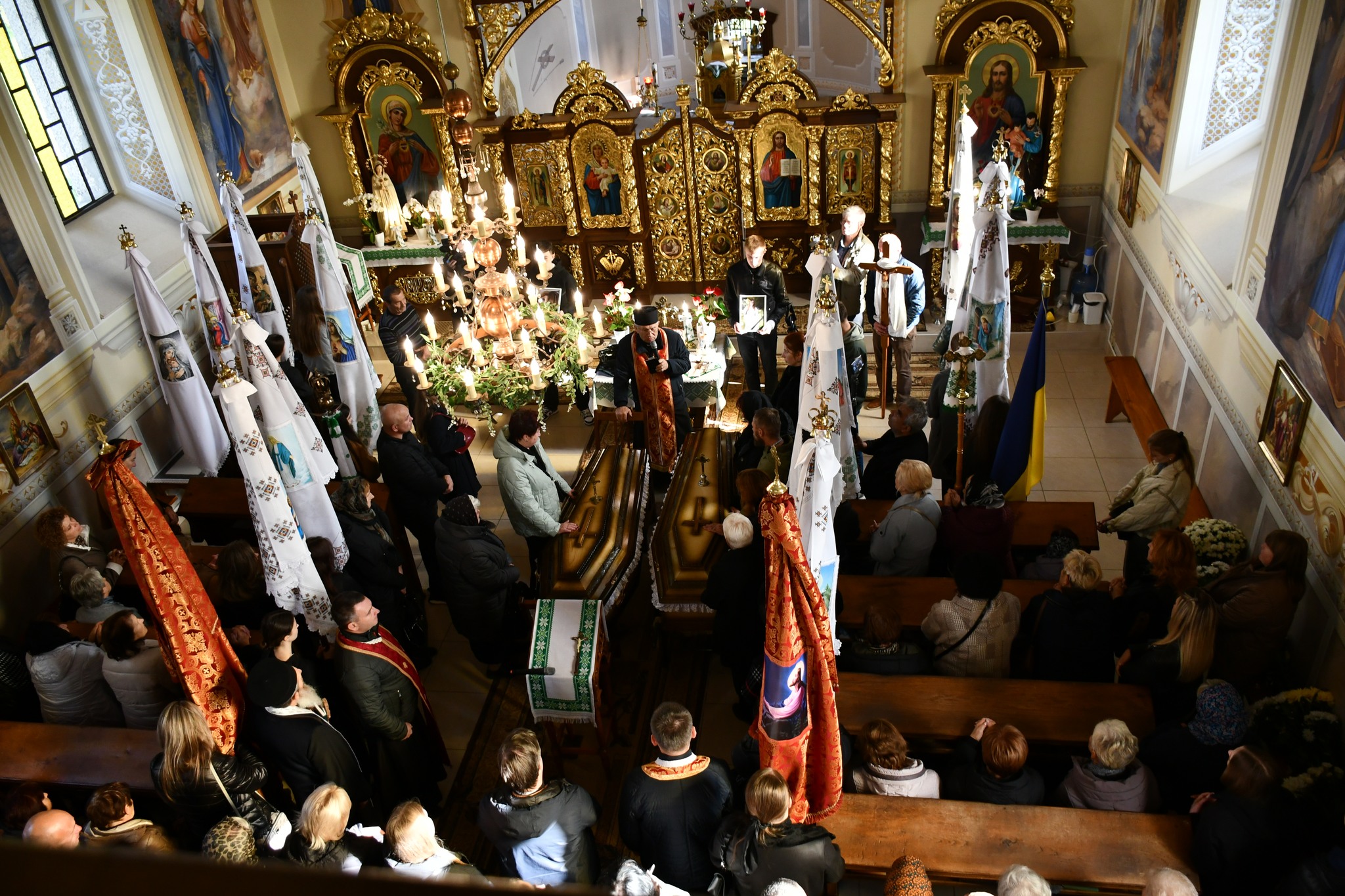 На Львівщині попрощалися з мамою та донькою, які загинули під час російського ракетного удару (фоторепортаж)