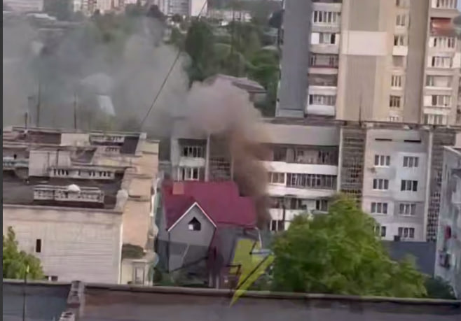 У Львові горить квартира у багатоповерхівці: Перші відео