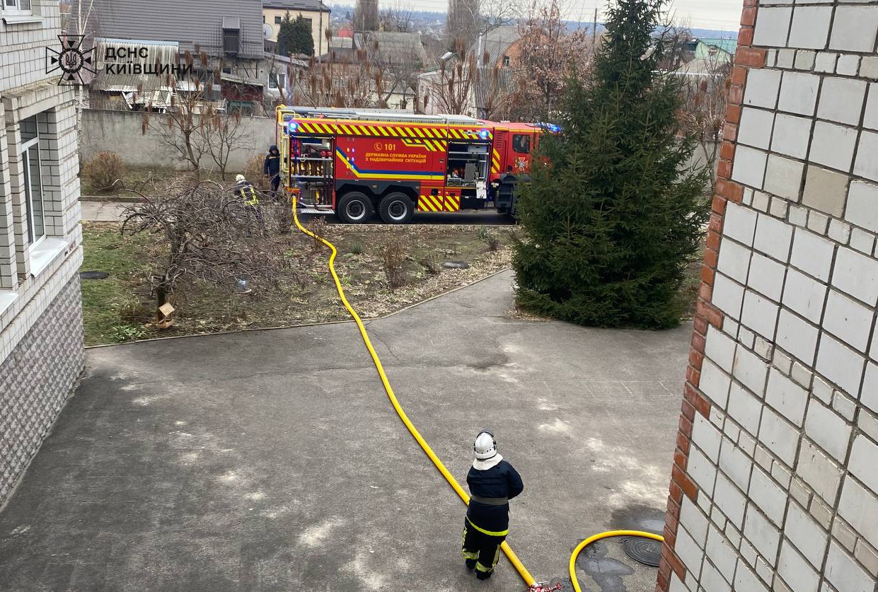 На Київщині в одній зі шкіл вибухнув повербанк (фото)