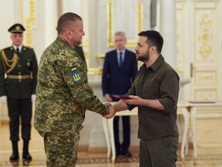Головнокомандувач Залужний першим отримав «Хрест бойових заслуг» від Зеленського