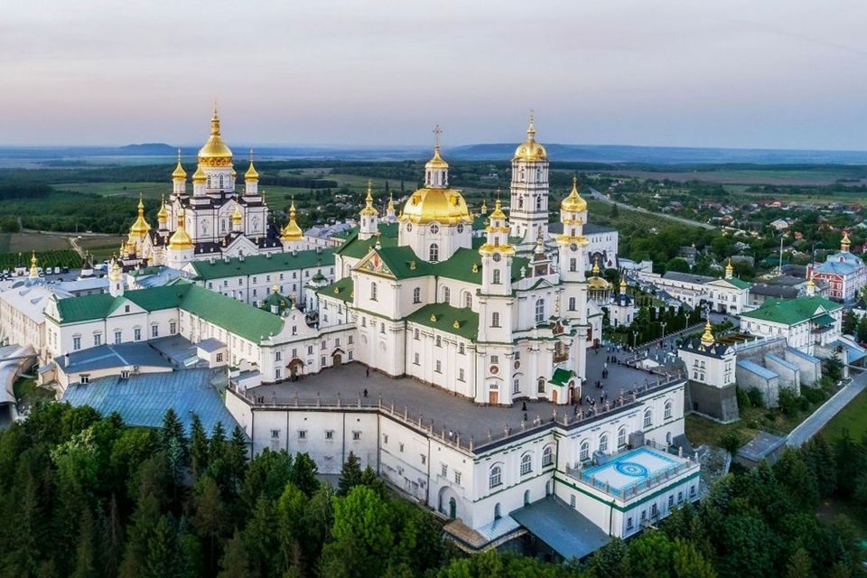 Московських "батюшек" також хочуть виставити і з Почаївської лаври