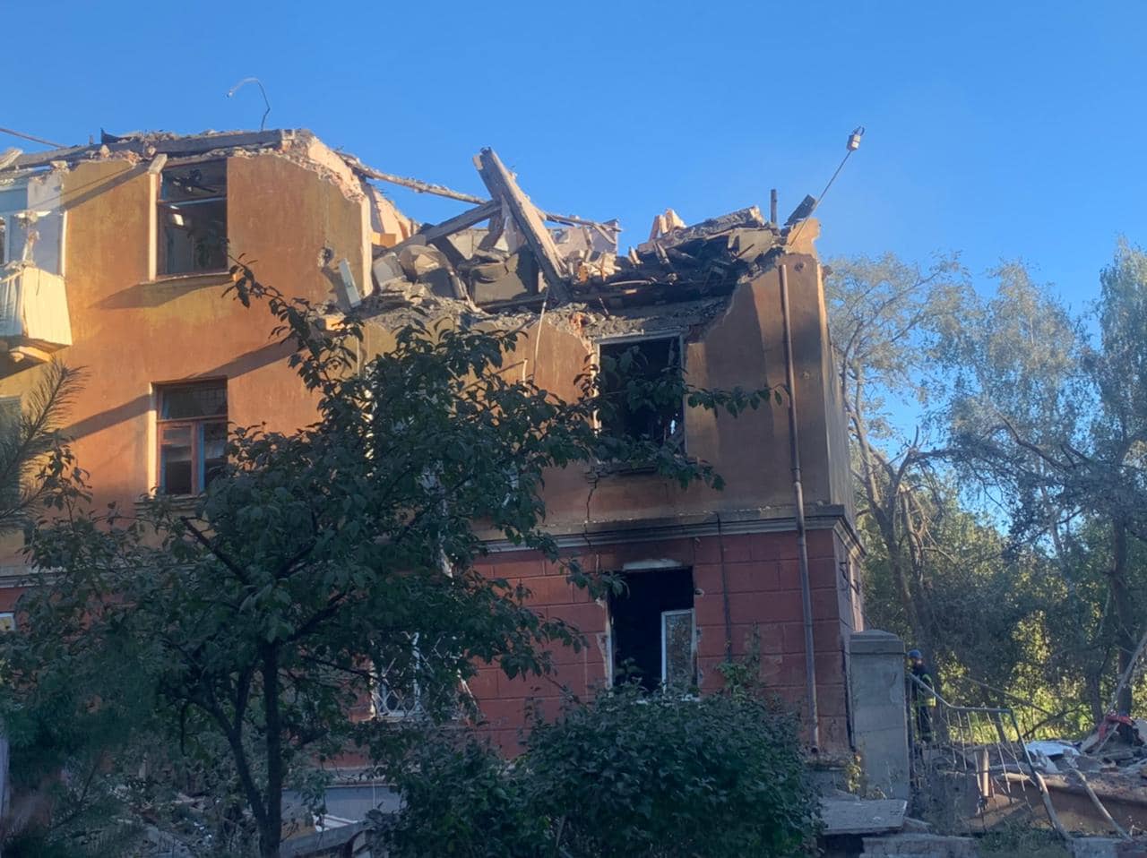 Рашисти вдарили по Слов’янську. Зруйновано під’їзд будинку й школу
