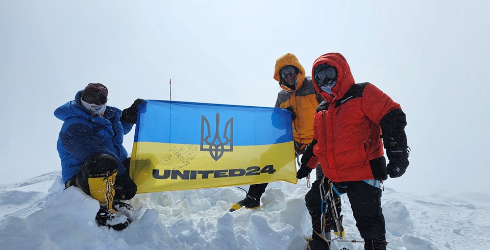 Український прапор підняли на найвищу точку Південної Америки. Фото