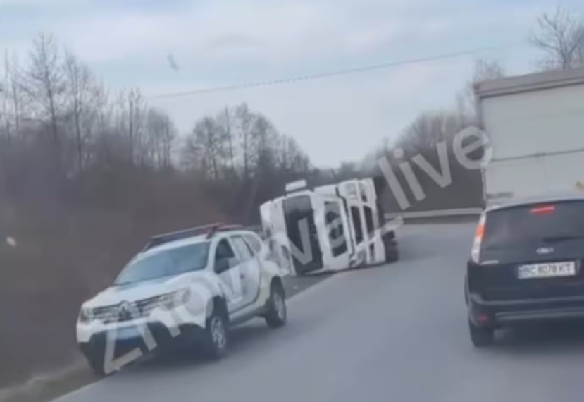 На Львівщині вантажівка на мосту збила електроопори та перекинулася (фото)
