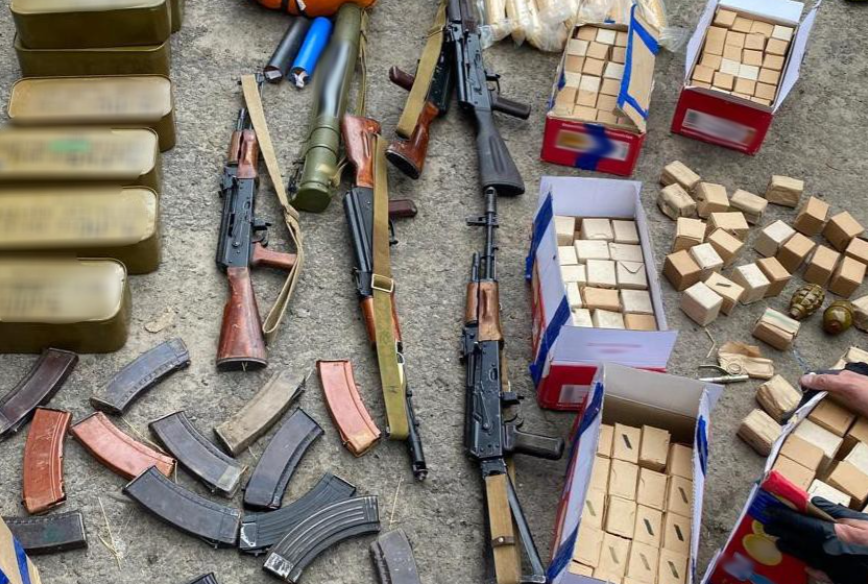 Гранатомети, міни та не тільки: на Львівщині викрили торговця зброєю