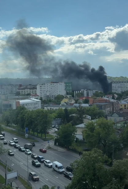 Над Львовом здіймається густий дим: Що відомо про пожежу (фото)