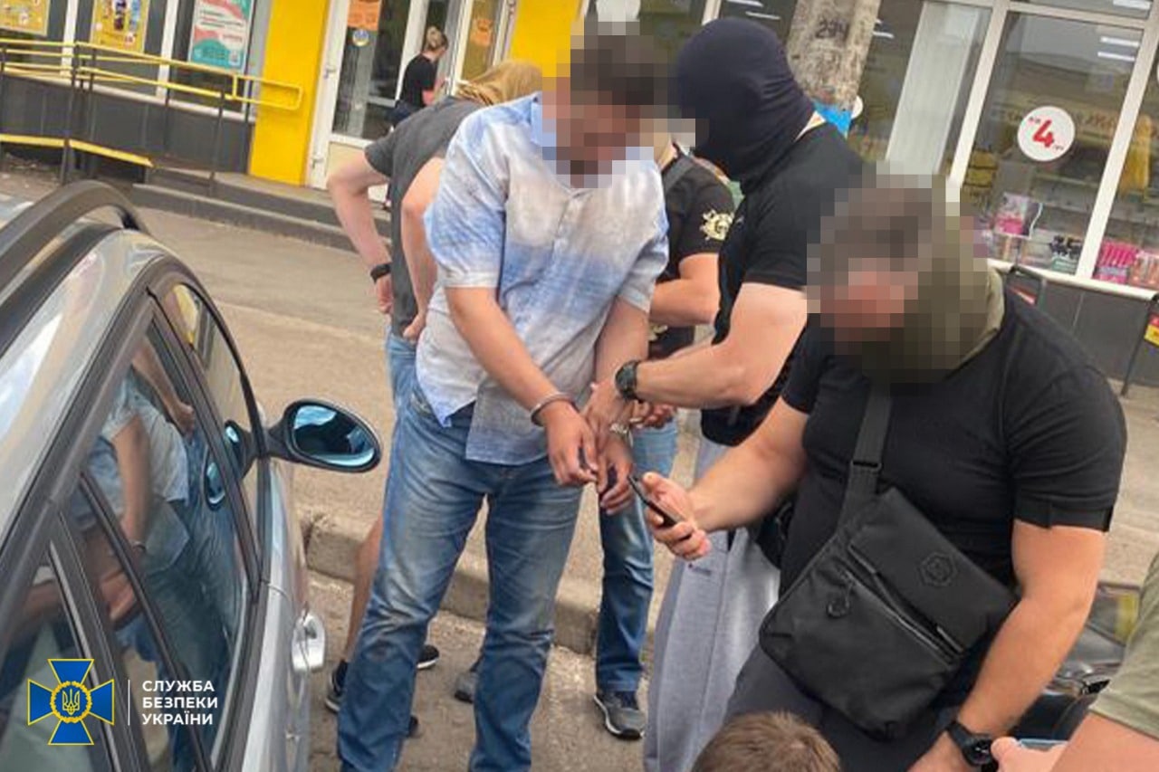 Посадовець промислового гіганта коригував ракетні удари по аеропорту в Кривому Розі