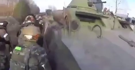 Кидають усе і дають драла: з'явилося відео втечі російських військових