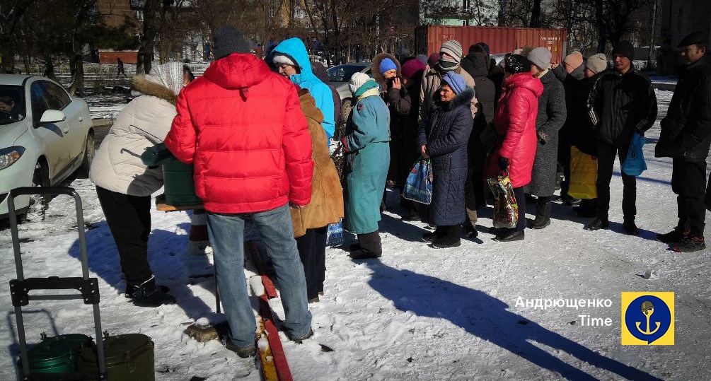 Мешканці Маріуполя вистоюють багатогодинні черги за їжею