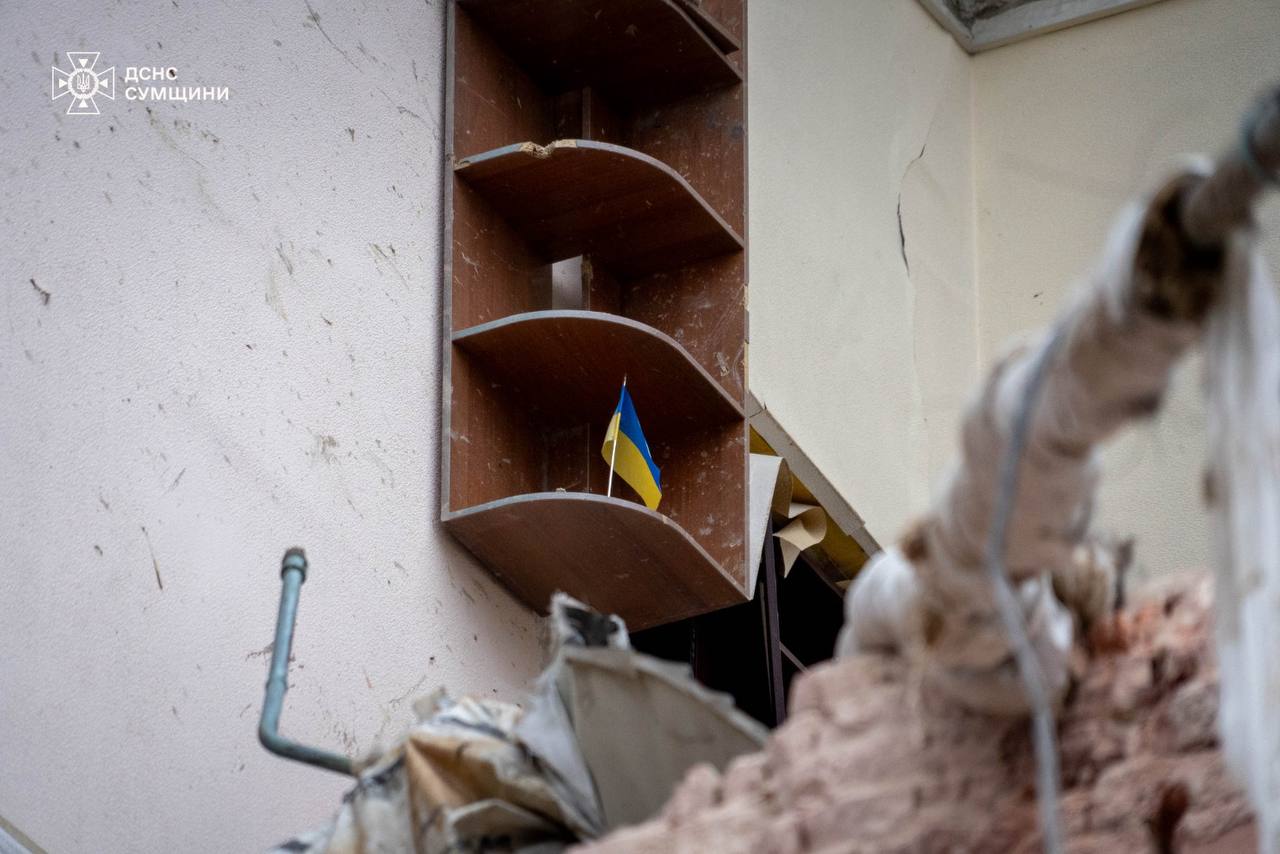 Удар РФ по Сумах: серед руїн залишився неушкоджений прапор України (відео)