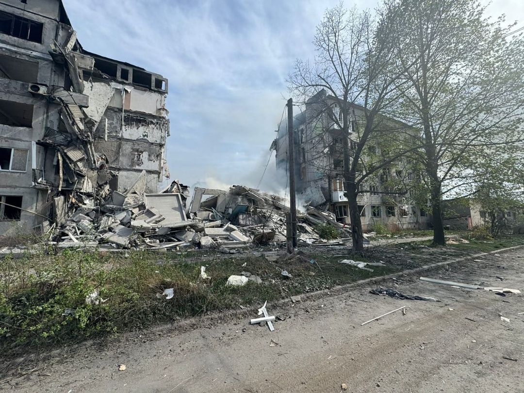 Росія обстрілює Донеччину, скинула авіабомбу на багатоповерхівку. Є жертви