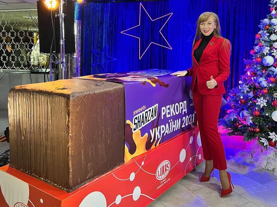 Солодкий рекорд вагою в тонну. В Україні виготовили найбільшу цукерку в світі