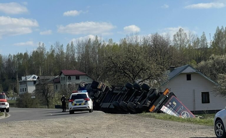 На Прикарпатті перекинулася фура з причепом: водія госпіталізували