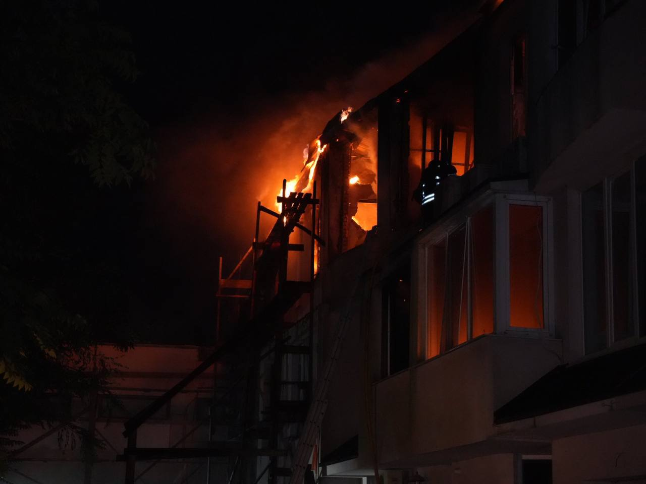 Росія вдарила ракетою по будинках в Одесі: з'явилися фото наслідків