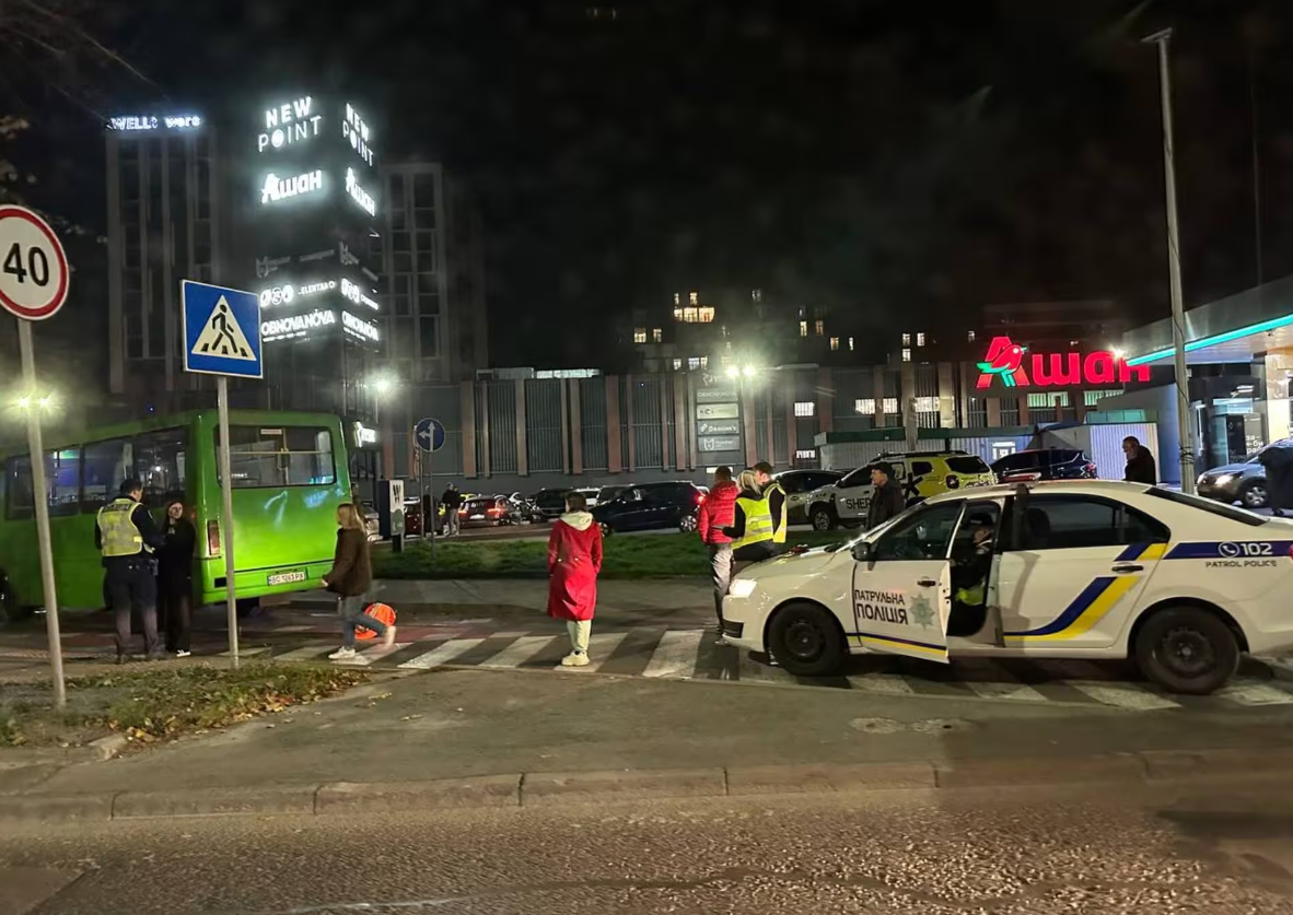У Львові сталася ДТП з маршруткою і скутером