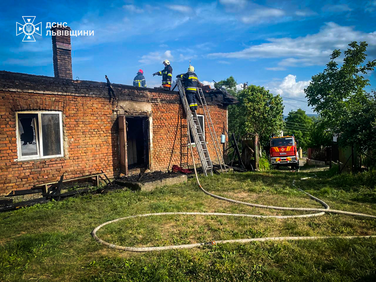 Львівські вогнеборці врятували житловий будинок від знищення