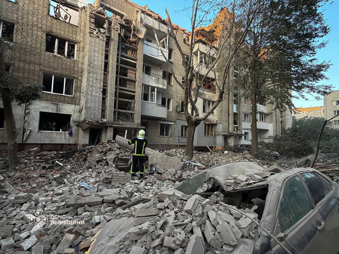 «Ми попадали, я накрила дитину»: мешканці Львова розповіли, як пережили нічний російський обстріл