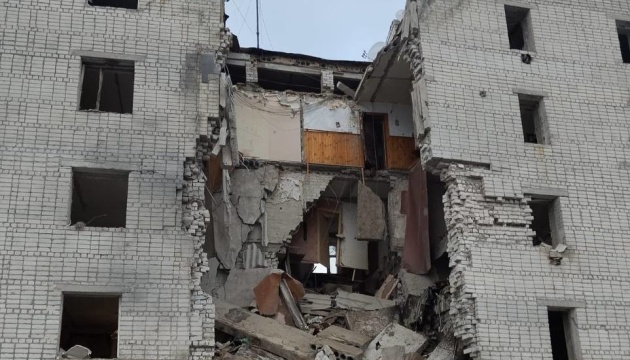 На Сумщині росіяни скинули авіабомбу на багатоповерхівку (фото)